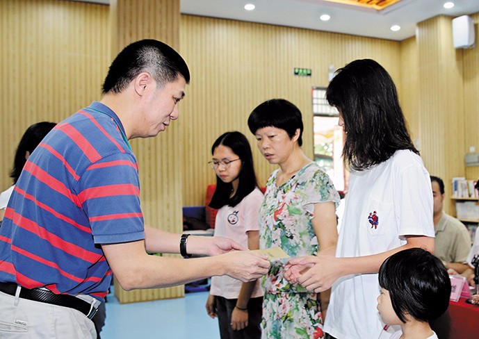 8月26日下午，我集團在橋頭鎮(zhèn)第三小學舉行了2019年助學金發(fā)放儀式，21名橋頭籍貧困家庭大學生獲得資助。