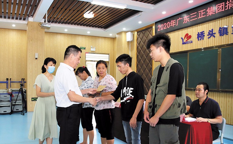 9月15日上午，我集團在橋頭鎮(zhèn)第三小學舉行了2020年助學金發(fā)放儀式，助理總裁朱保當代表我集團向23名橋頭籍困難家庭大學生發(fā)放了17.8萬元助學金。這是我集團連續(xù)第12年資助橋頭籍困難家庭大學生完成大