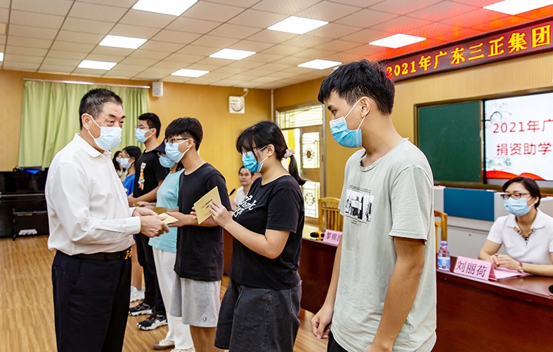 8月27日上午，我集團在橋頭鎮(zhèn)第二小學舉行了2021年助學金發(fā)放儀式，向23名橋頭籍困難家庭大學生發(fā)放助學金17.56萬元。這是我集團連續(xù)第13年資助橋頭籍困難家庭大學生完成大學學業(yè)。橋頭鎮(zhèn)三級調研員