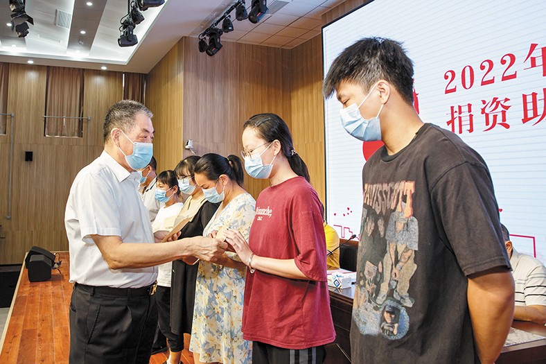 8月29日，我集團在橋頭鎮(zhèn)中心小學舉行了2022年捐資助學金發(fā)放儀式，向22名橋頭籍困難家庭在讀大學生發(fā)放助學金16.88萬元。