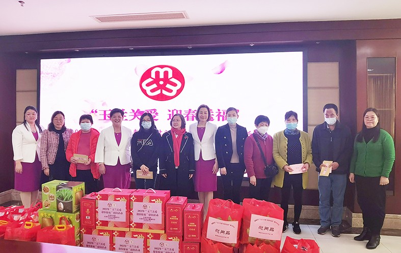 1月19日，東莞市婦聯及福利會組織開展了“玉蘭關愛、迎春送?！?022年春節(jié)慰問困難婦女兒童家庭”活動，集團培訓中心主任劉淑芬代表我集團參加了本次活動，前往東莞市塘廈鎮(zhèn)、黃江鎮(zhèn)、樟木頭鎮(zhèn)，為17戶家