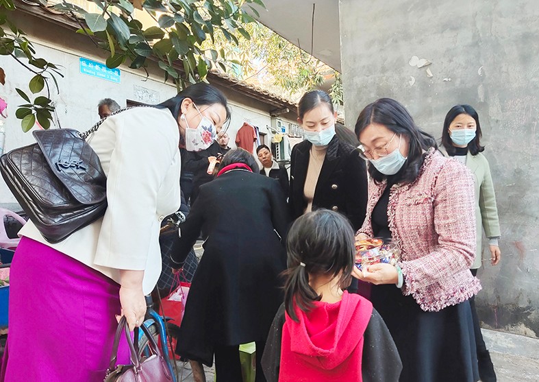 1月19日，東莞市婦聯及福利會組織開展了“玉蘭關愛、迎春送福——2022年春節(jié)慰問困難婦女兒童家庭”活動，集團培訓中心主任劉淑芬代表我集團參加了本次活動，前往東莞市塘廈鎮(zhèn)、黃江鎮(zhèn)、樟木頭鎮(zhèn)，為17戶家