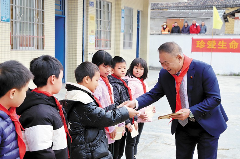 12月25日至26日，我集團向捐建學校師生頒發(fā)“三正獎教助學金”合計23.98萬元。并向三正合水小學捐贈了價值7.5萬的多媒體教學設備，向揭陽鳳湖小學碧潭三正分校一名病重學生捐贈1萬元助其度過難關。