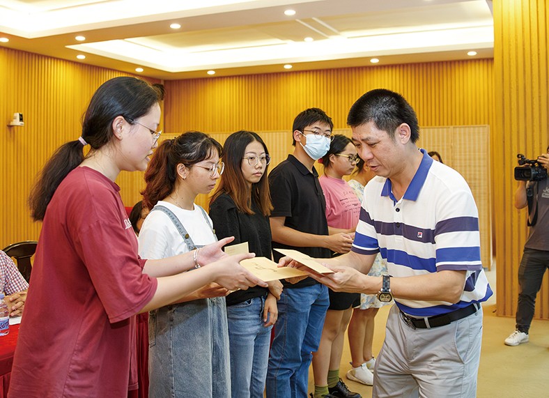 8月29日上午，“2023年廣東三正集團捐資助學金發(fā)放儀式”在橋頭鎮(zhèn)第四小學舉行，為25名橋頭籍困難家庭在讀大學生發(fā)放助學金19.04萬元。