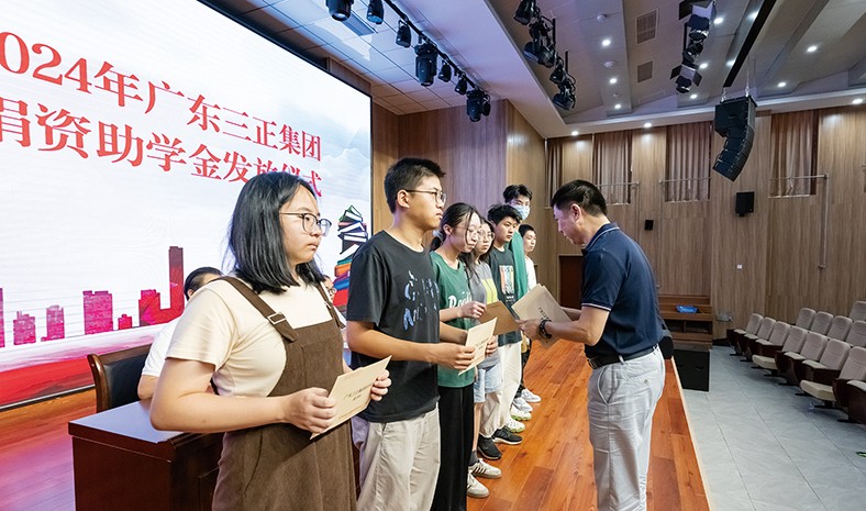 8月27日上午，我集團2024年捐資助學金發(fā)放儀式在橋頭鎮(zhèn)中心小學舉行，董事長助理莫永康代表我集團向21名受助學生發(fā)放了助學金。