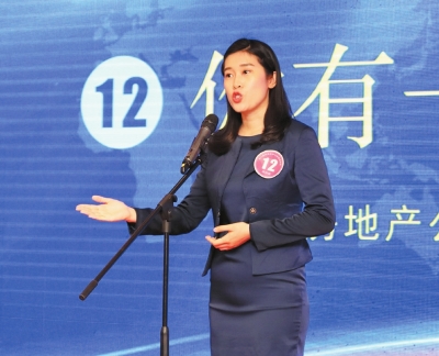 三正地產(chǎn)鄧偉微在首屆三正故事大賽決賽中演繹作品《你有一個閨蜜》。.jpg