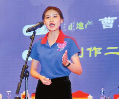 三正地產(chǎn)劉芷菁在三正集團(tuán)24周年慶典上演繹獲獎作品《遺落的工作日志》。.jpg