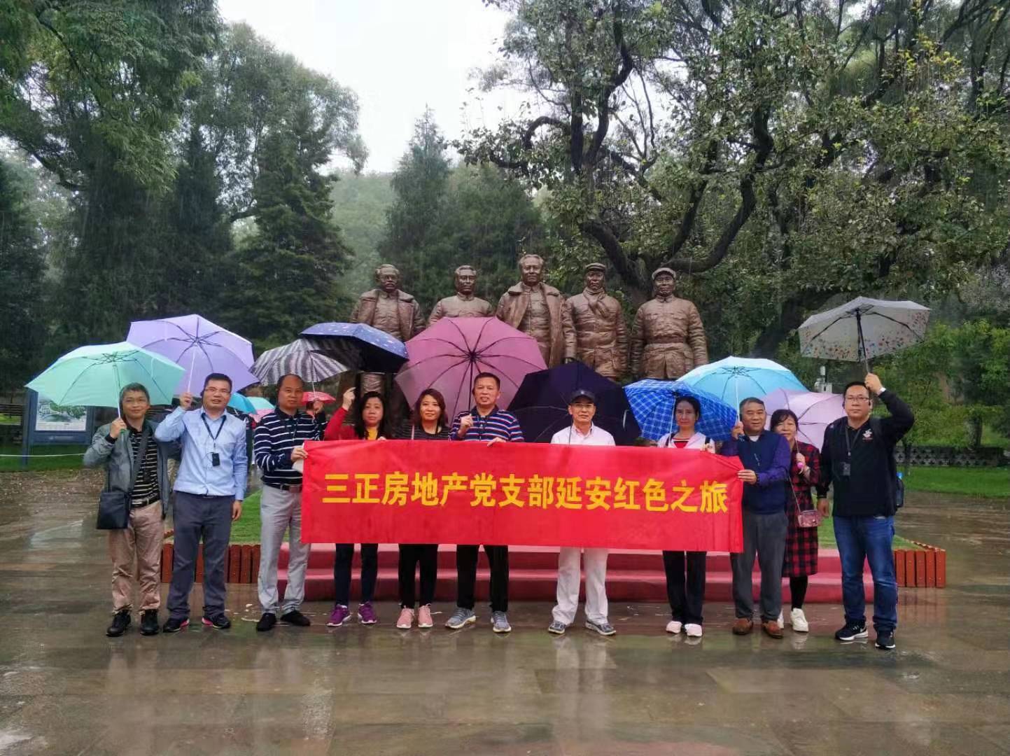 在棗園革命舊址五大書記銅像前合影留念。.jpg