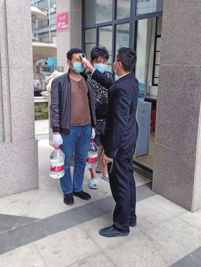 測量體溫。.jpg