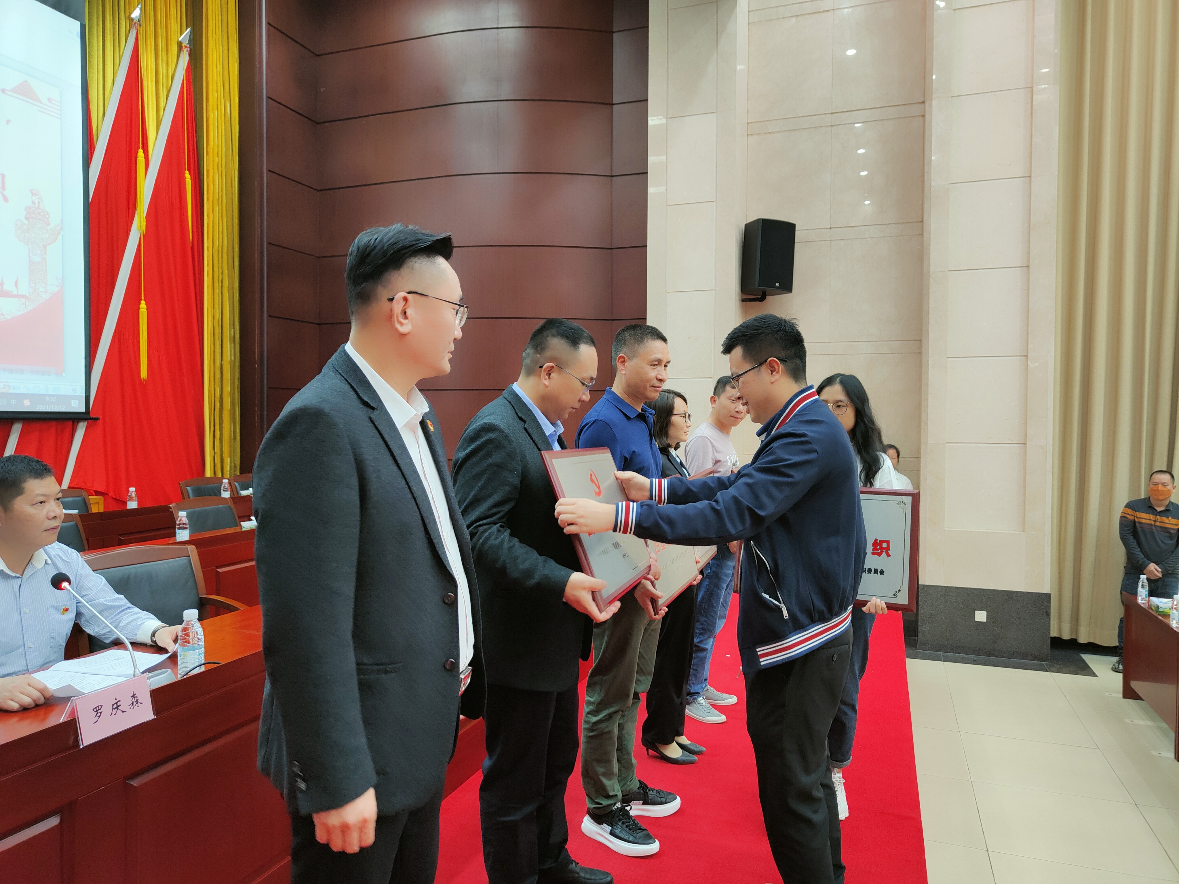 塘廈鎮(zhèn)“兩新”組織黨委副書記、黨建服務中心主任羅肖峰為三正房地產(chǎn)黨支部星級黨組織頒發(fā)了“四星級黨組織”牌匾.jpg